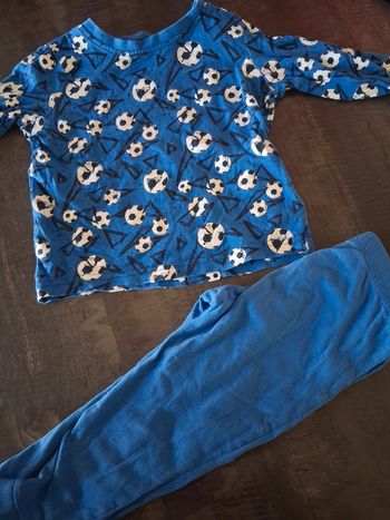 Pyjama 2 pièces bleu avec ballons de football