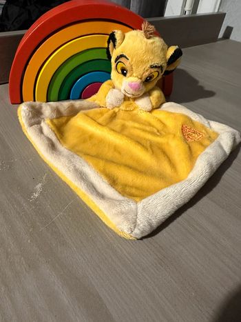 doudou simba disney NIcotoy carré plat jaune "le Roi Lion"