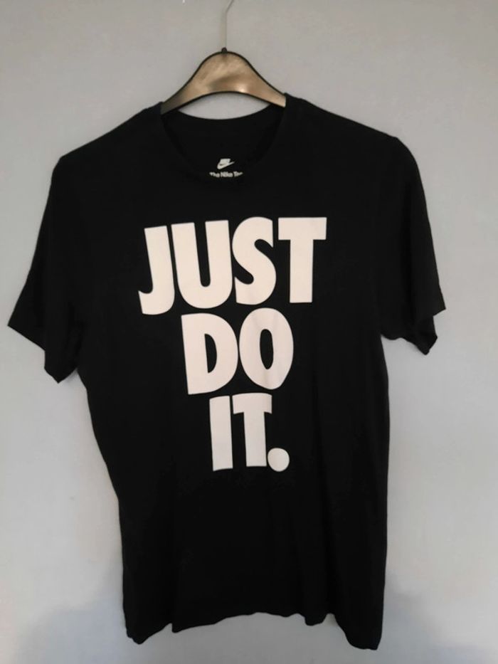 Tee-shirt nike noir et blanc taille s