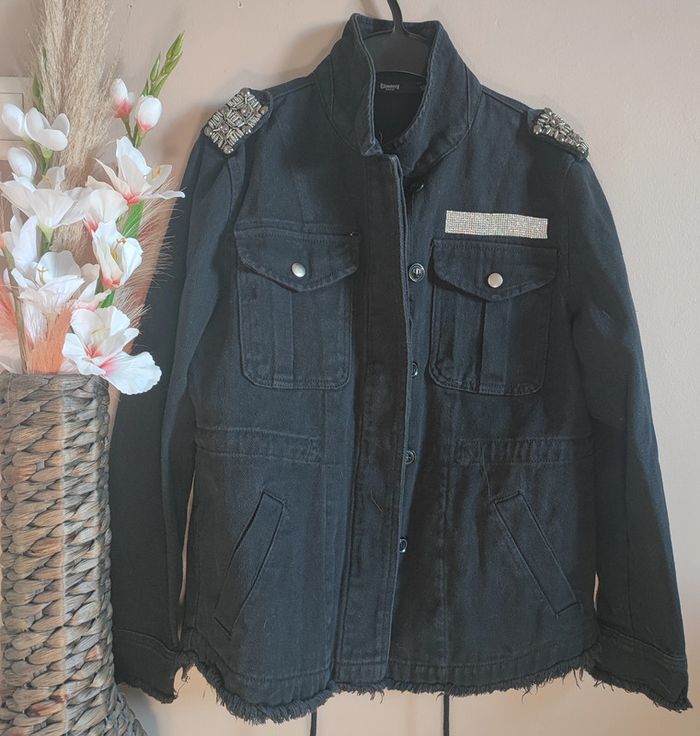 Veste en jean noire avec embellissements