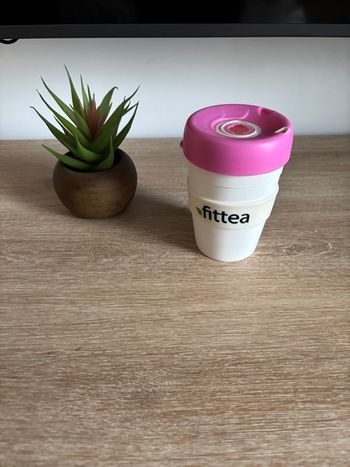 Mug en plastique fittea blanc et rose