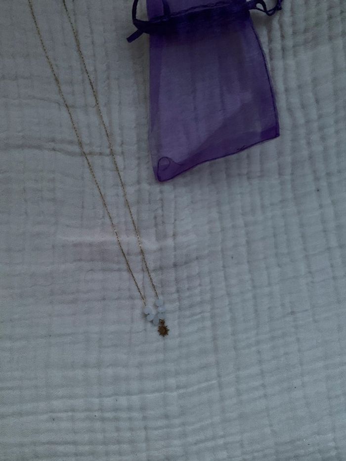 Collier doré soleil et perles blanches - photo numéro 2