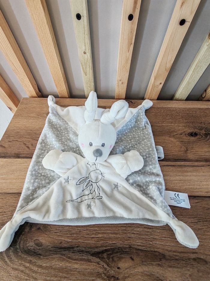 Lapin gris et blanc Nicotoy attache suce