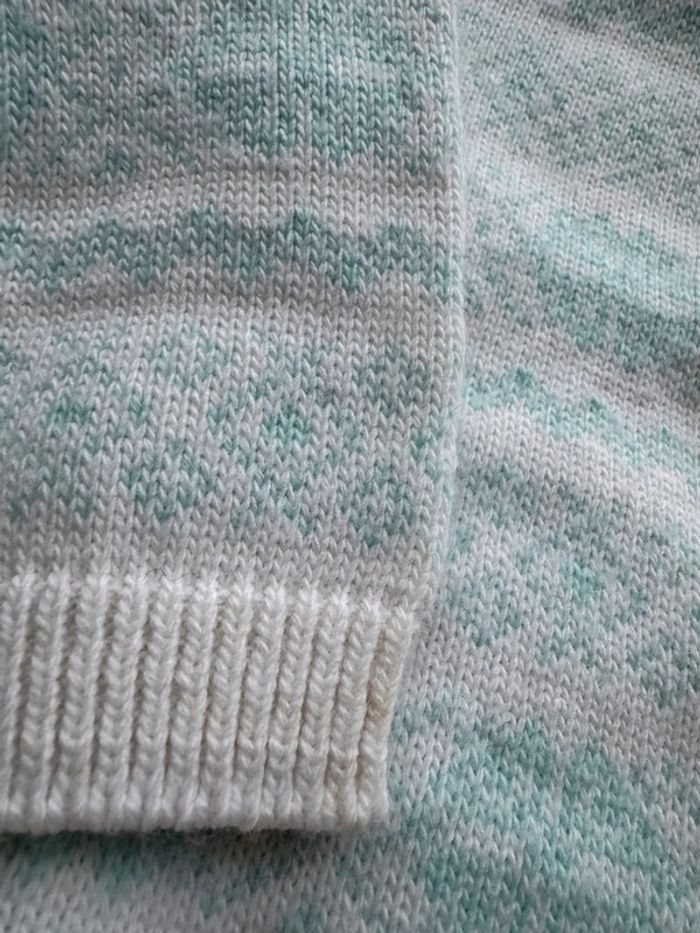 👚 gilet en maille bleu ciel et blanc -12-18 mois - bébé fille très bon état - photo numéro 3
