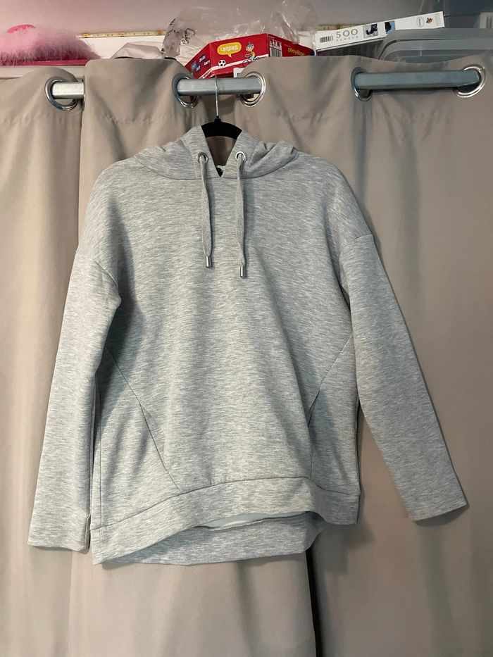 Sweat à capuche gris