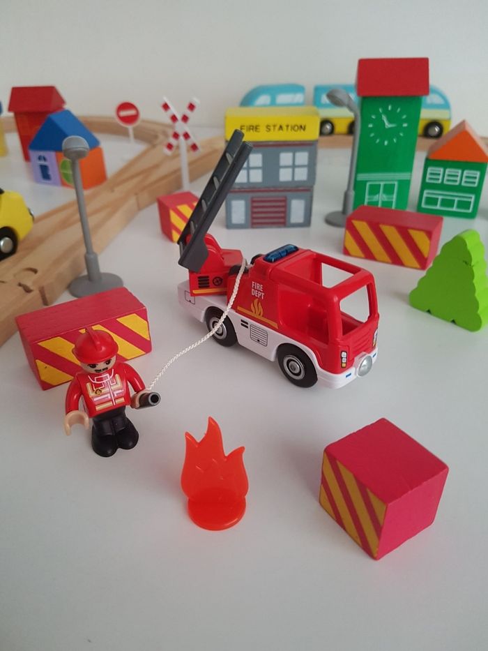 Véhicules city et circuit de train en bois - photo numéro 3