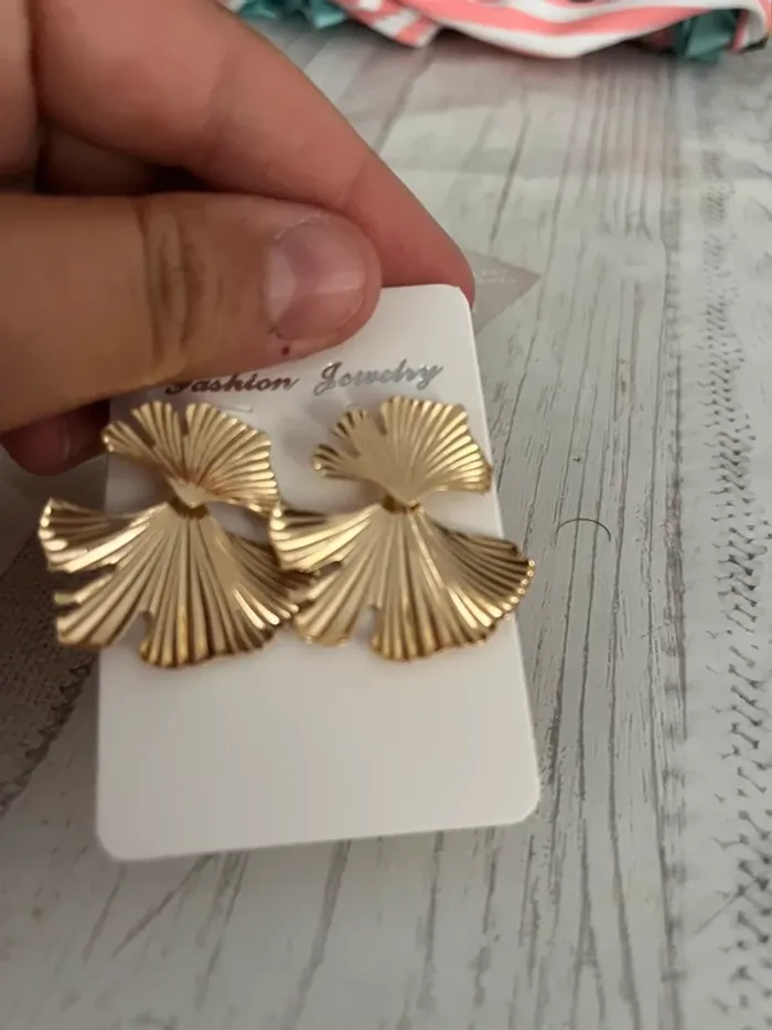 Boucles d’oreilles dorées éventail – Élégantes et tendance - photo numéro 3