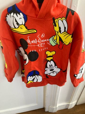 Sweat-shirt Disney orange, marque Primark taille 4-5 ans