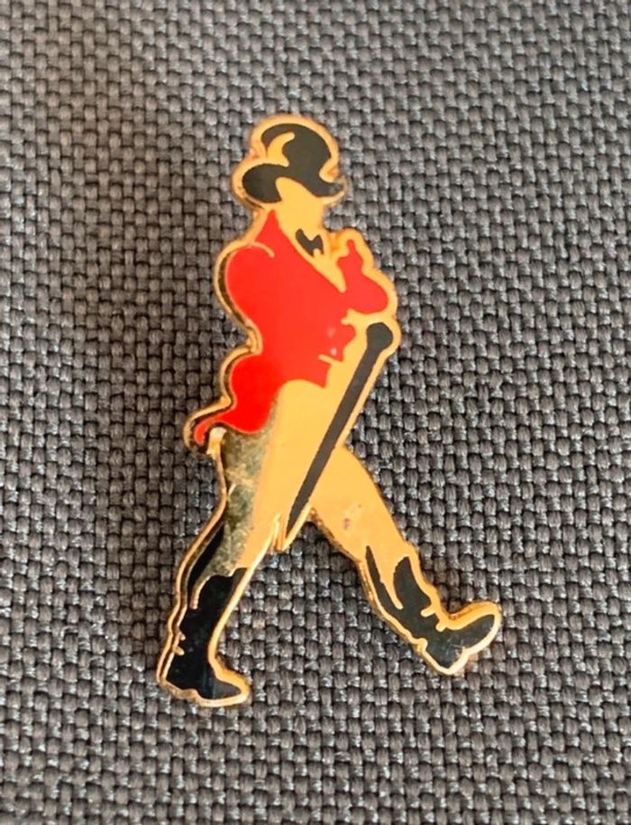 Pin's Johnnie Walker Whisky badge - photo numéro 3