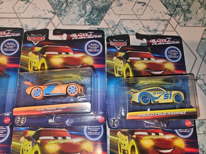 Lot de 9 voitures cars métal Disney Pixar Mattel neuves sous blister série spécial glow 2024 / 2025 - photo numéro 5