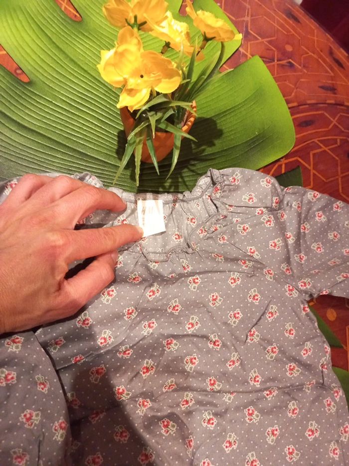 Très jolie robe a fleurs élégante 9 à 12 mois - photo numéro 3