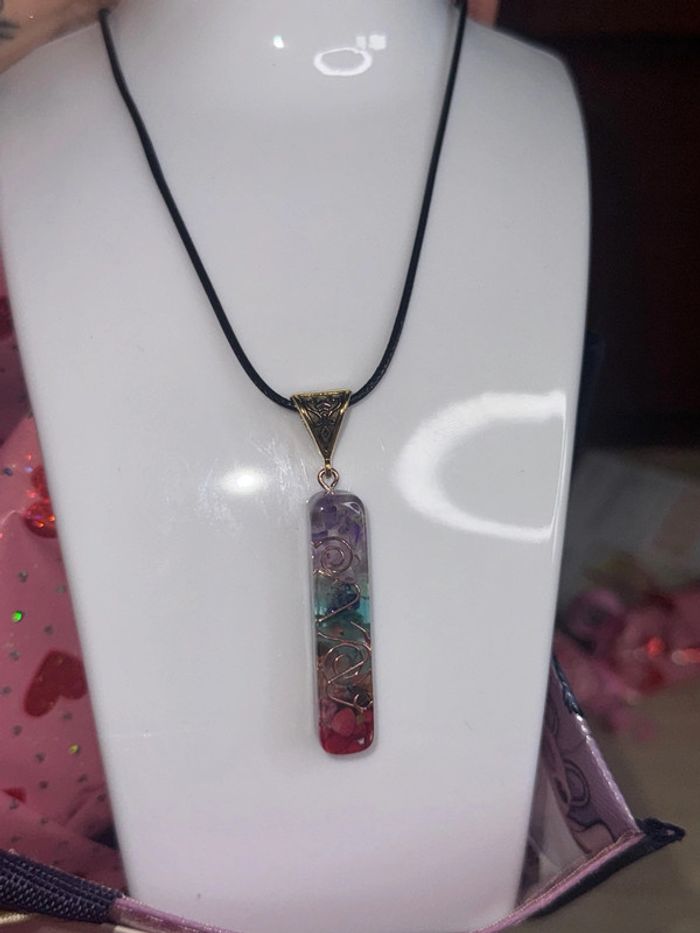 Très beau pendentif en orgonite avec les différents chakras - photo numéro 2