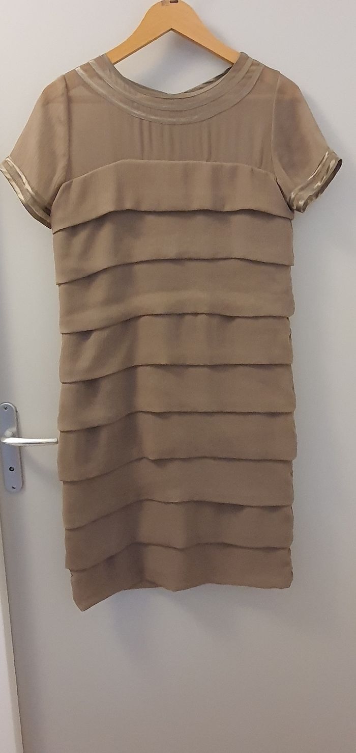 Robe droite voile à pans chic - photo numéro 2