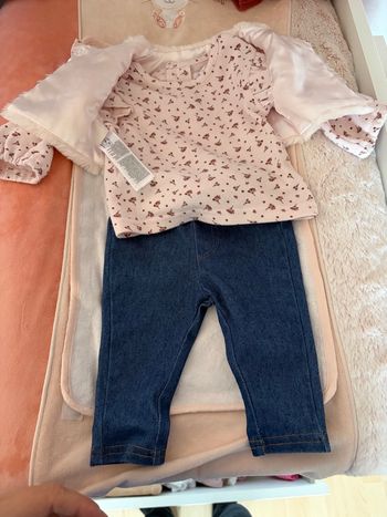 Ensemble jeans, pull et veste sans manche 1 mois 