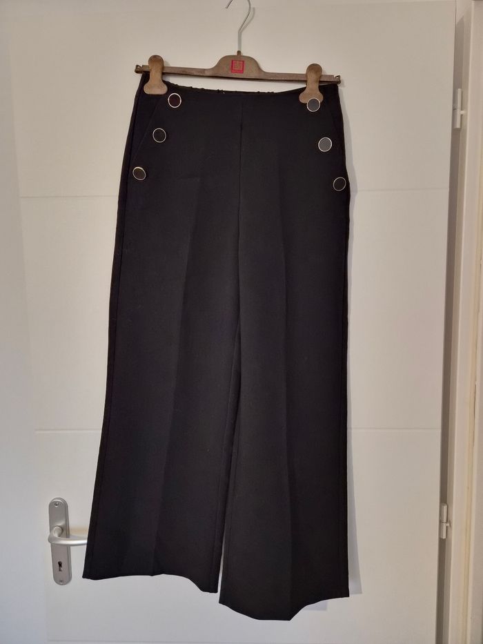 Pantalon jalbes larges a boutons dorés