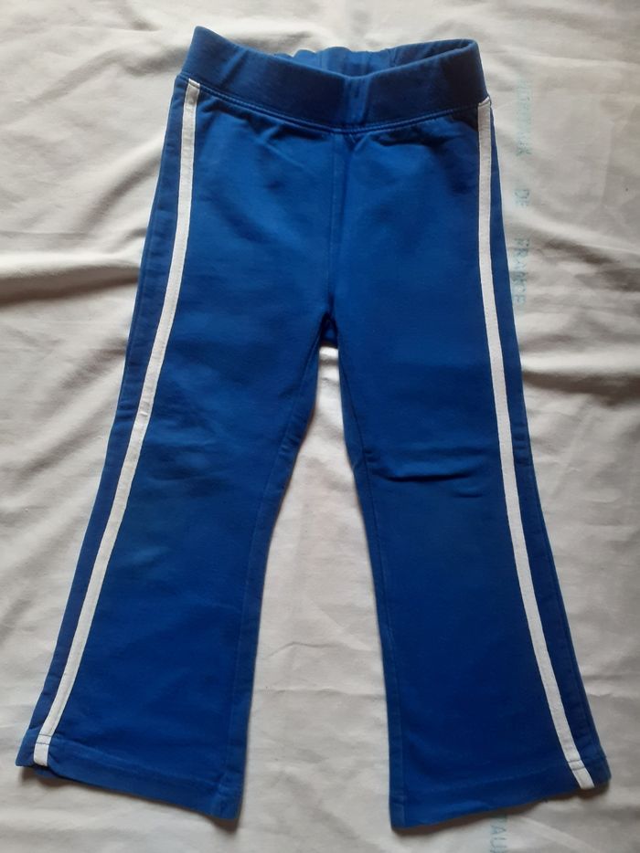 Pantalon bleu roi avec bandes blanches sur les côtés