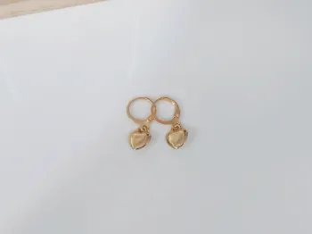 Boucles d’oreilles dorées pendantes – Cœur  tendance chic été 2025
