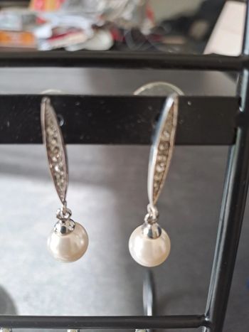 Boucles d oreilles pendantes avec perle