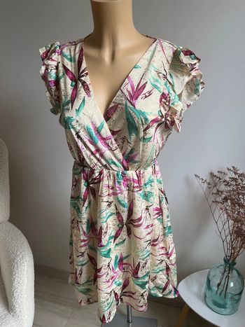 Robe d’été courte beige et touches dorées