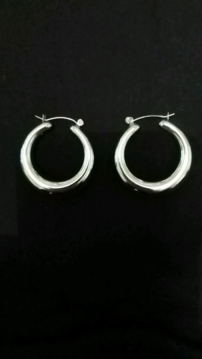Boucles d'oreilles créoles.