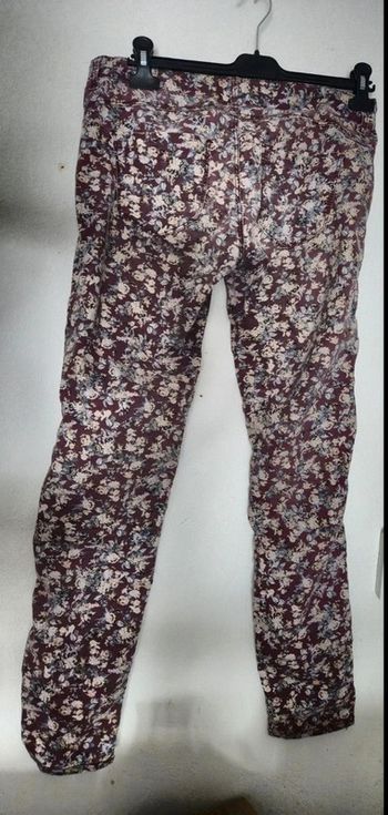 Jean à fleurs Stradivarius en excellent état. Taille 40.