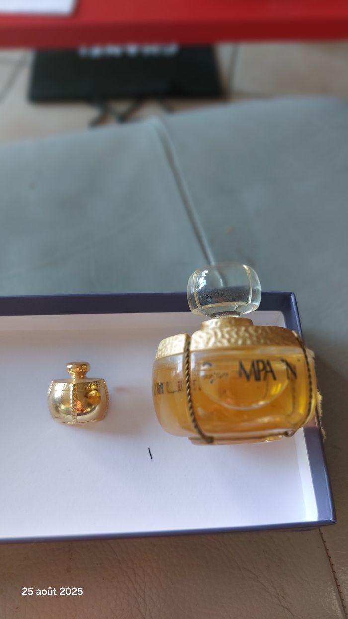 Lot flacon + 2 miniatures+ 1 pin’s Champagne ysl - photo numéro 4