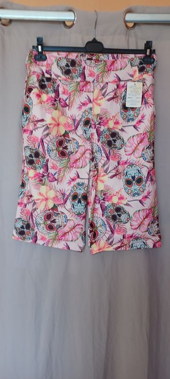 Très joli short femme T 3 mais plutôt T U lisez bien l'annonce surtout 