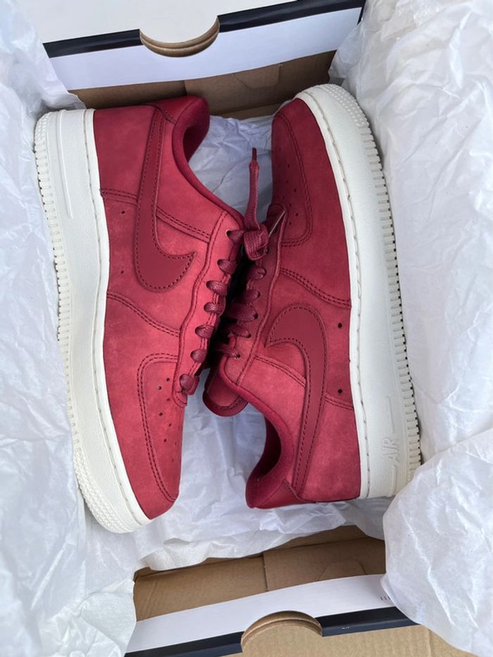 Basket Nike Air Force 1 PRM rouge bordeaux - photo numéro 12