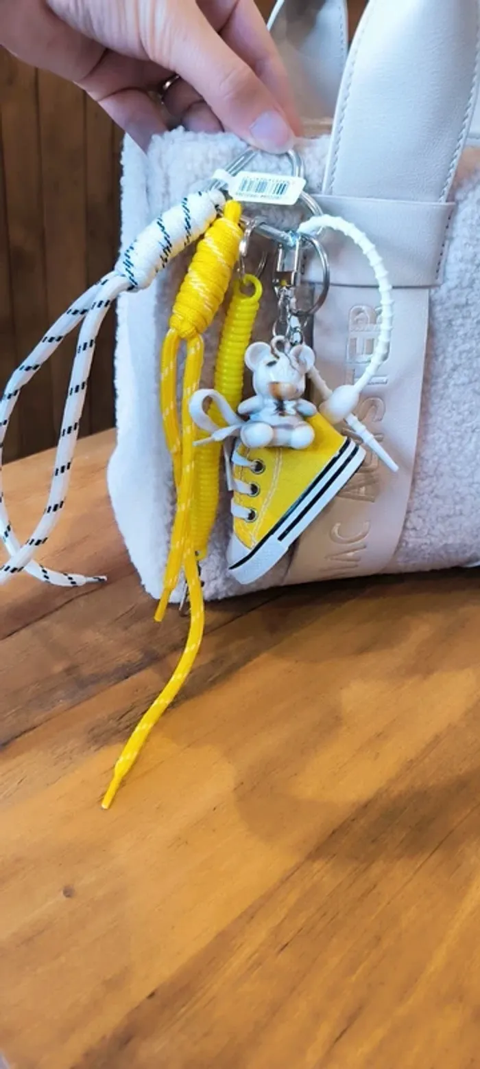 Gri-gri de sac jaune Mickey converse porte clés - photo numéro 2
