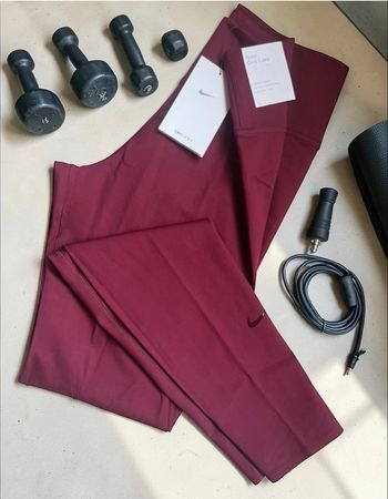 Legging Nike One long . Neuf avec étiquette, emballage. Taille S 
