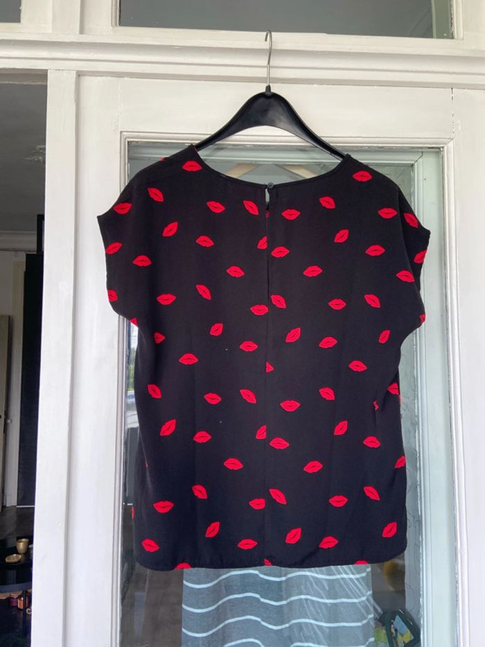 Blouse noire motif bouches rouges - photo numéro 2