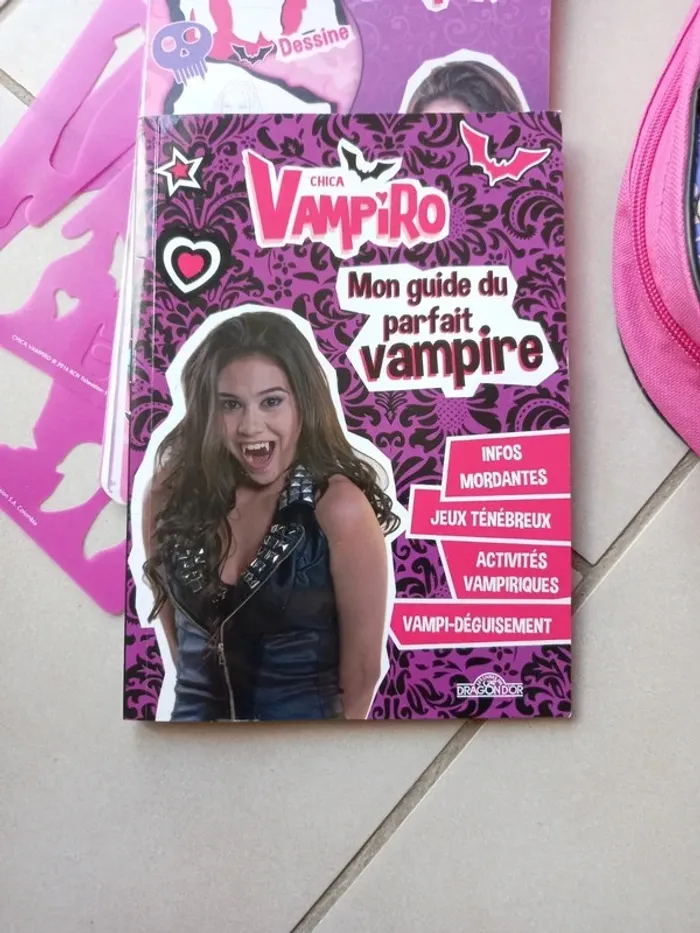 Lot articles Chicca Vampiro : Sac + livre+ bracelet + jeu - photo numéro 9