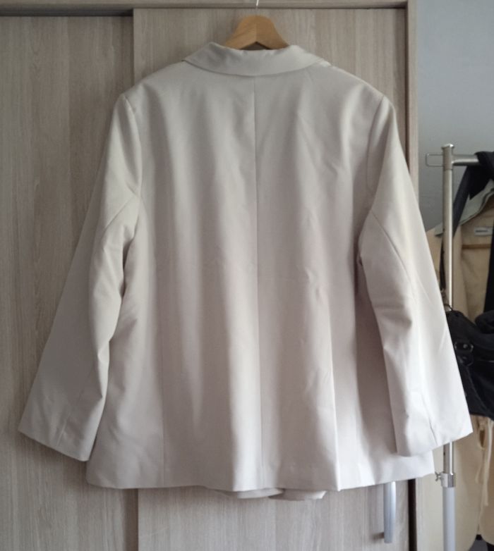 Jolie Veste couleur crème forme overzize - photo numéro 5