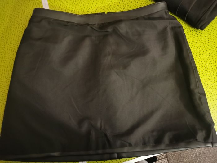 Jupe courte (un peu au dessus du genou 41 cm) noire - photo numéro 4