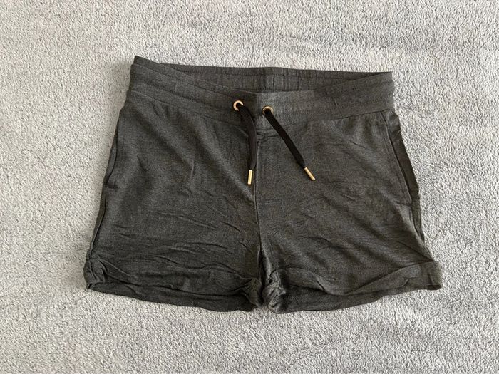 Short de sport, taille 38, neuf