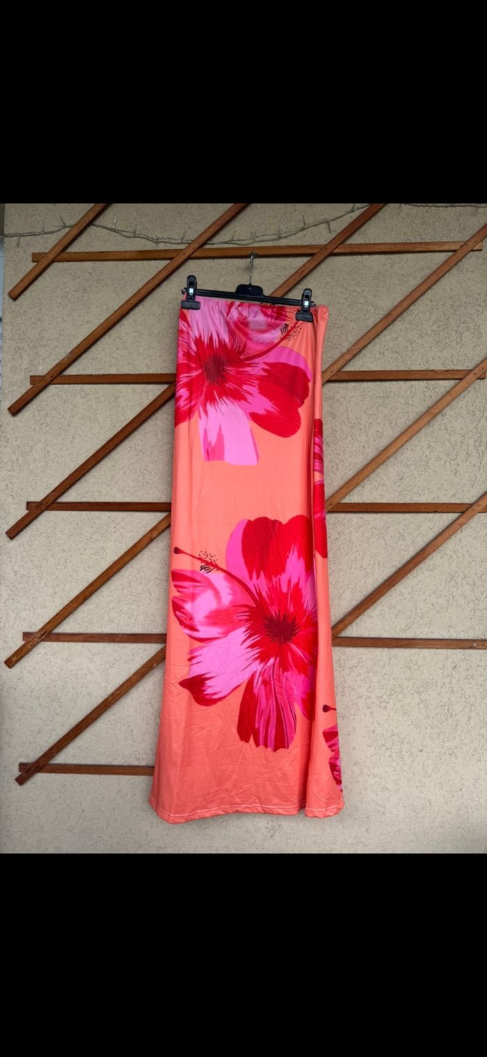 Robe  orange et rouge avec des fleurs