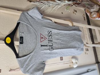 T-shirt Guess taille S a etais porté mais reste en bon état.