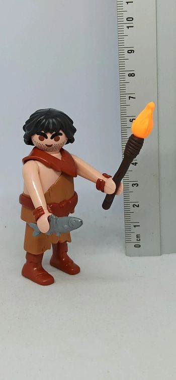 Homme de cromagnon avec flamme et poisson playmobil