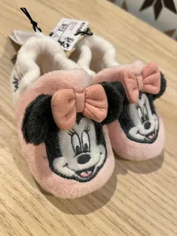 Chaussons neufs fille 9/12 mois