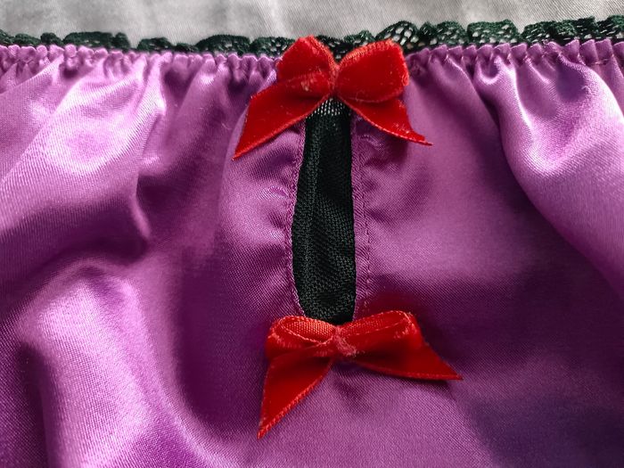 Culotte Cutie et noeuds rouge + gants noirs - photo numéro 7