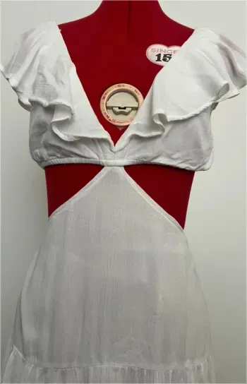 Robe blanche à volants et ouvertures Pimkie