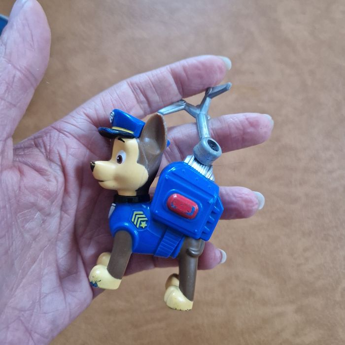 Figurine chase et son badge pat patrouille - photo numéro 4