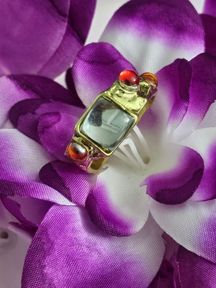 Bague épaisse avec ses pierres topaz