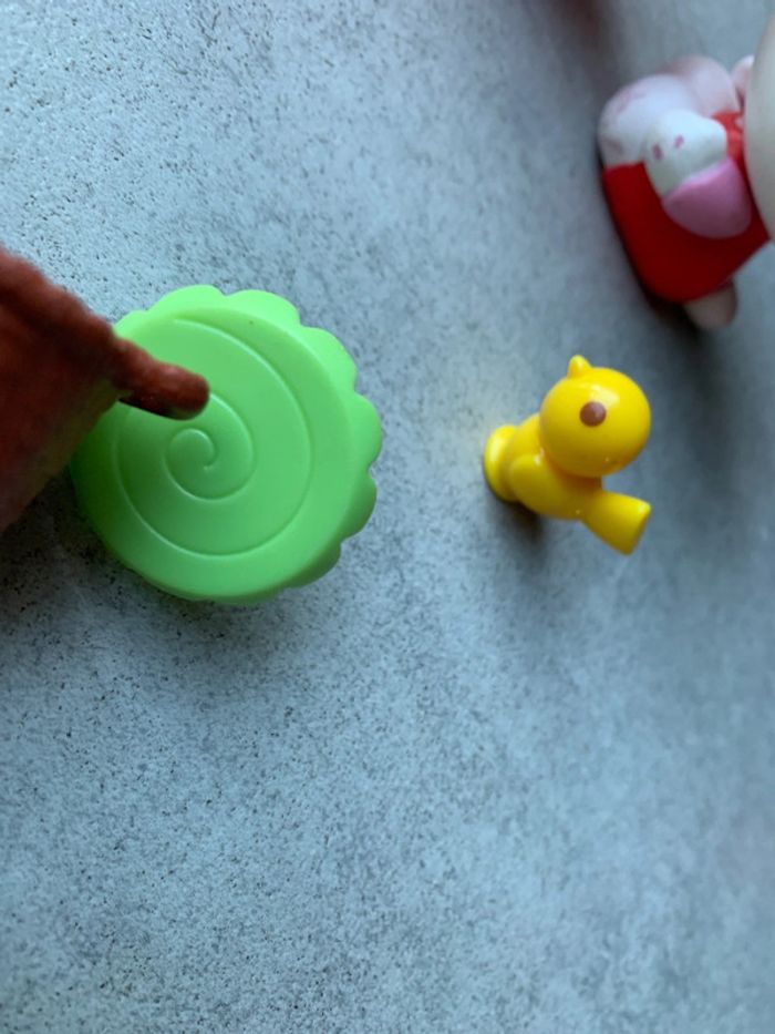 Lot jouet hello kitty marchande avec terrasse sucette figurine arbre panier etc - photo numéro 8