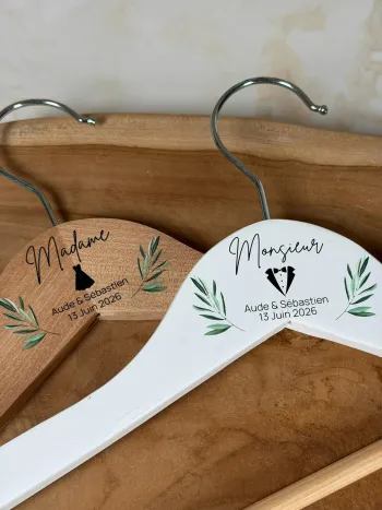 Cintre en bois pour robes et constumes de mariage - Accessoire personnalisé