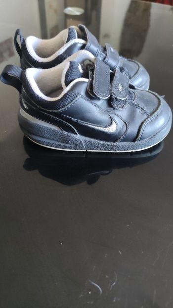 Basket Nike noir en cuir bébé en parfait état taille 22