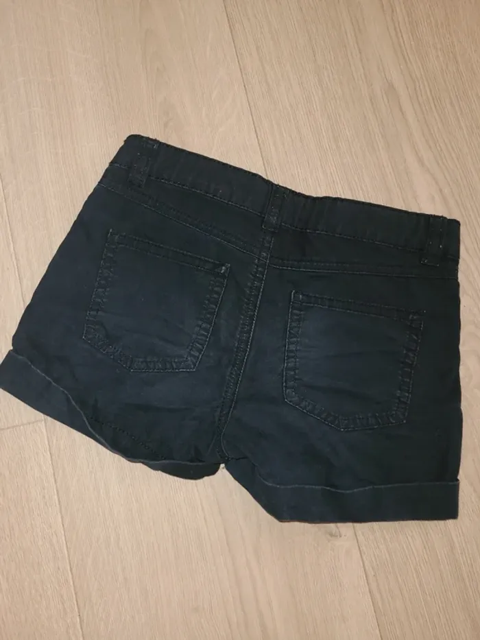 Ensemble de 3 shorts5 et 6 ans - photo numéro 9