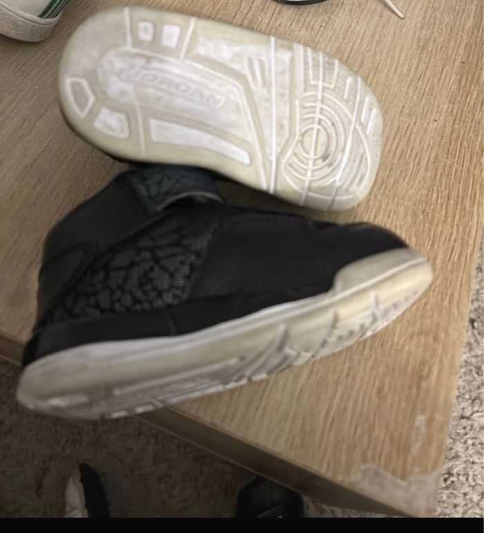 Basket Jordan. Taille 21 - photo numéro 3