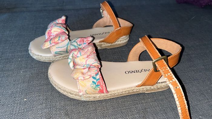 Très jolie paire de sandalettes en pointure 26 - photo numéro 2