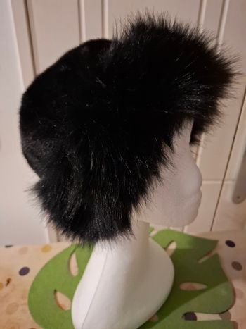 Toque en fausse fourrure noire